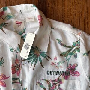 Cutwater & Levi’s DARLENE LINEN BLEND SHORT SLEEVE BUTTON-UP SHIRT
